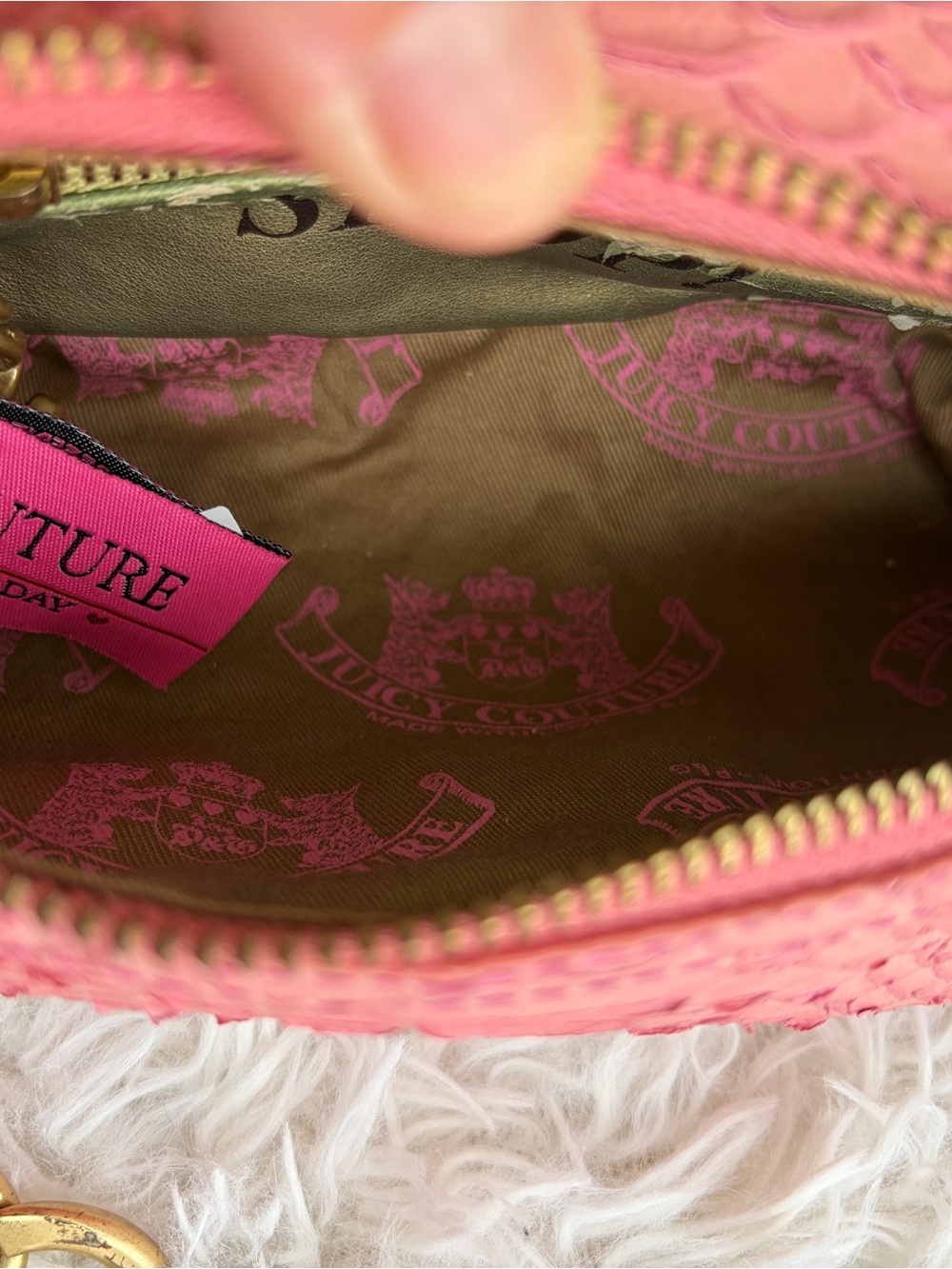 Juicy Couture Pink Y2K Vintage barrel bag with Gold Hardware. Collectible. Rare - Picture 15 of 15